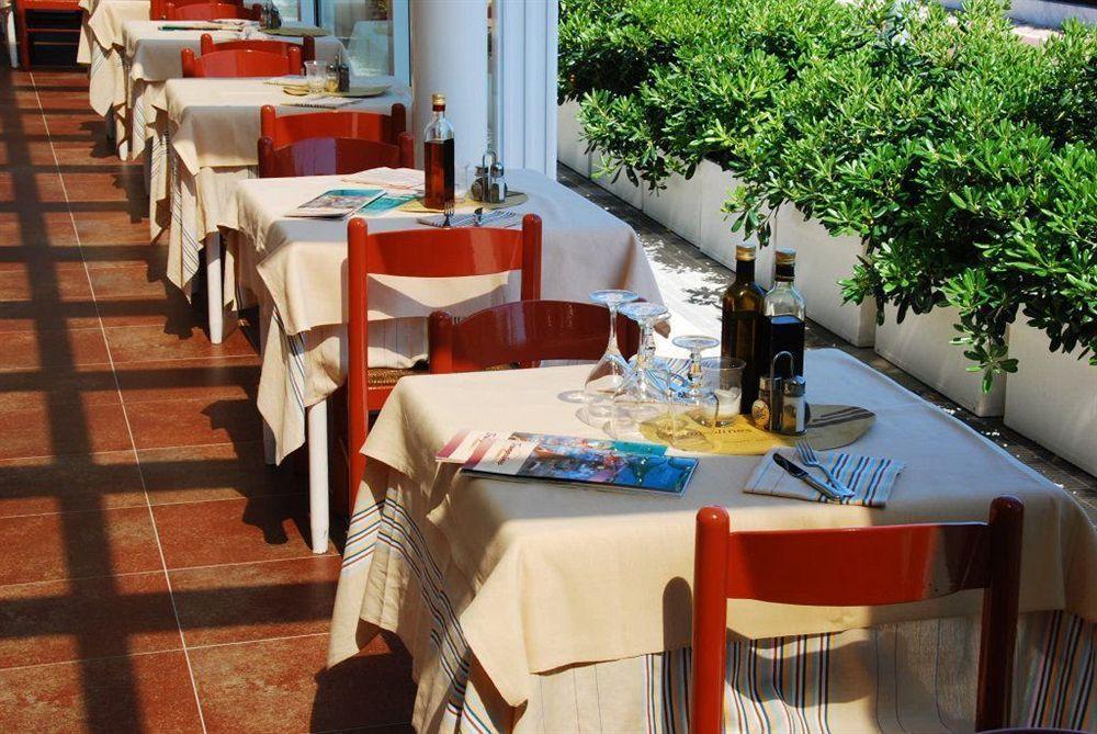 T-Suite Hotel Riccione Esterno foto