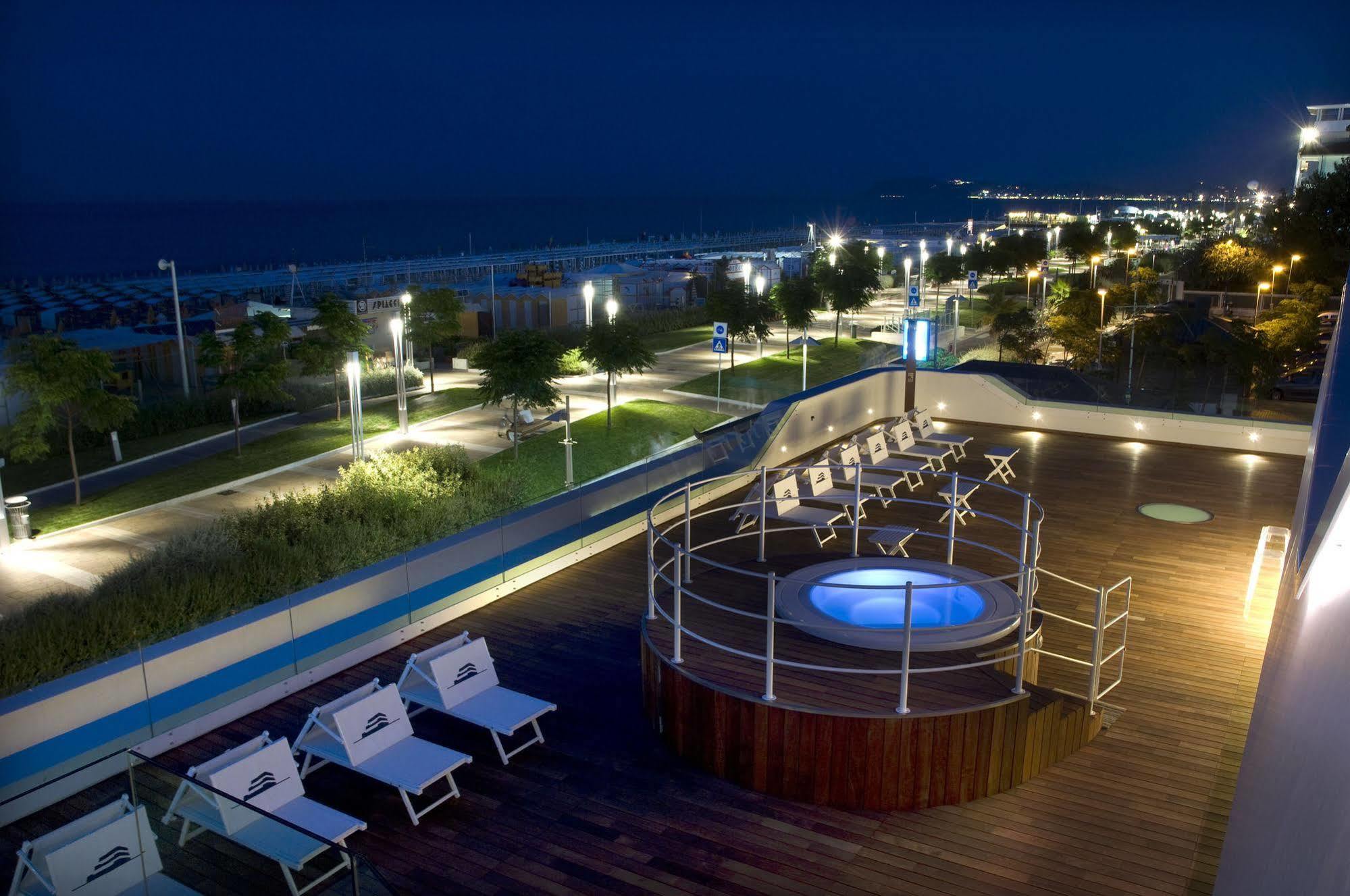 T-Suite Hotel Riccione Esterno foto