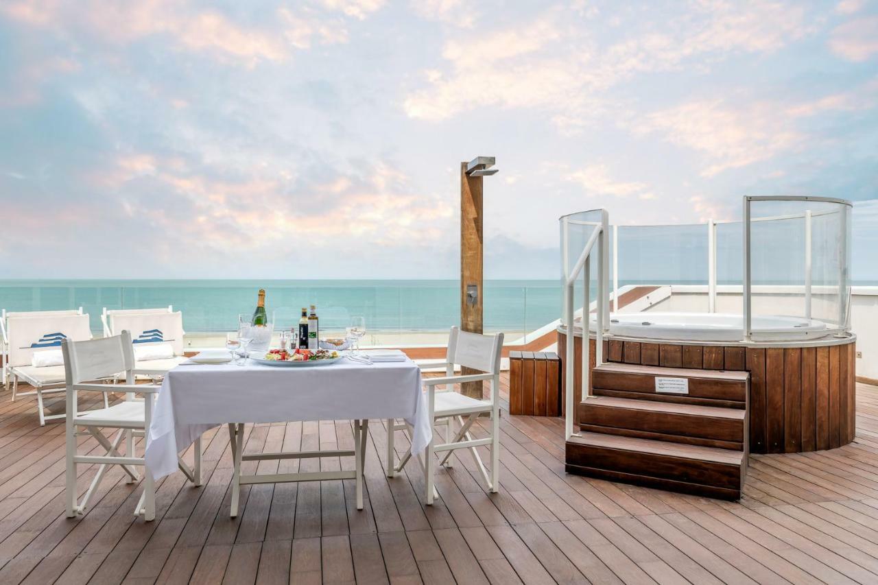 T-Suite Hotel Riccione Esterno foto