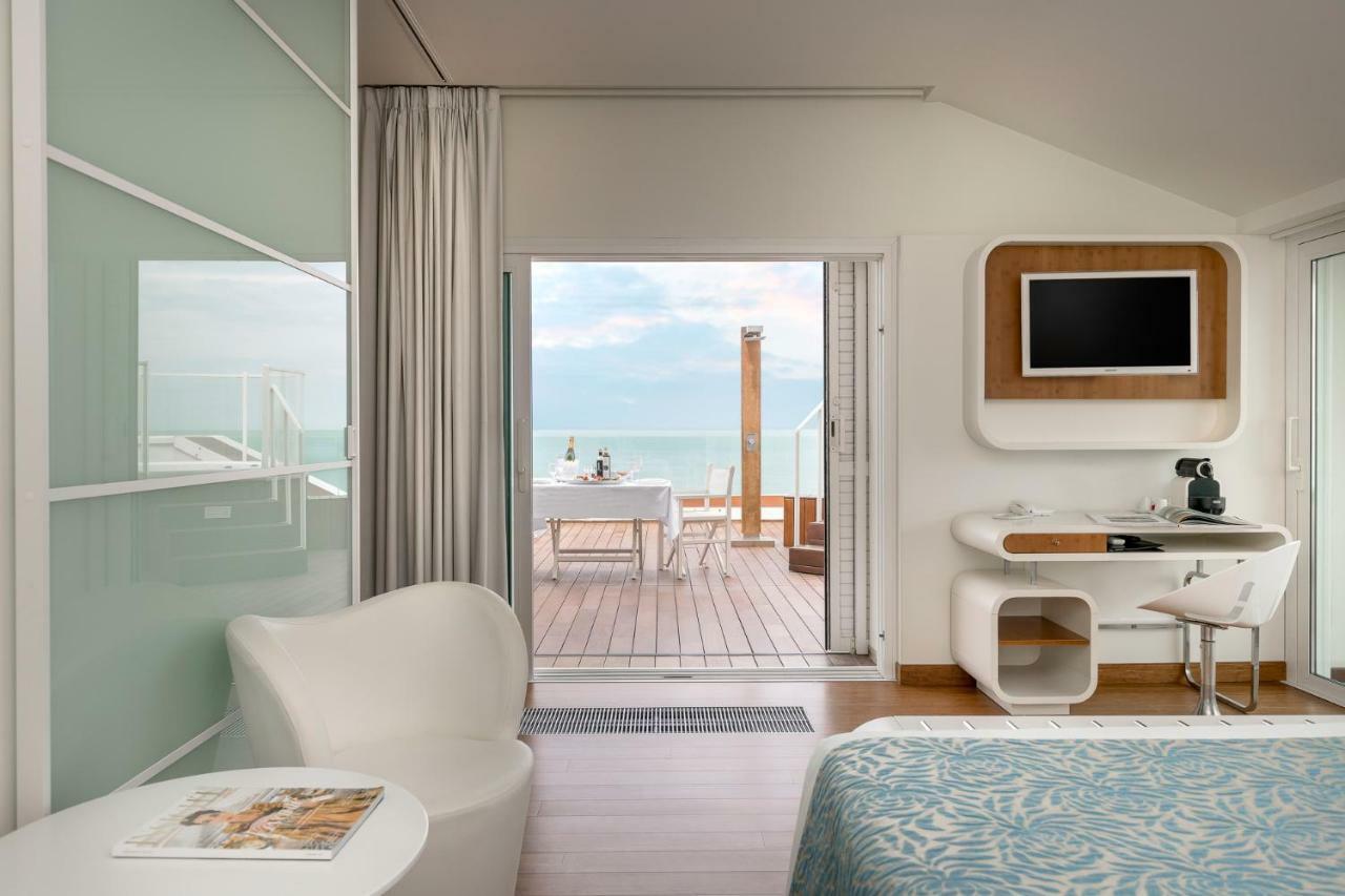 T-Suite Hotel Riccione Esterno foto
