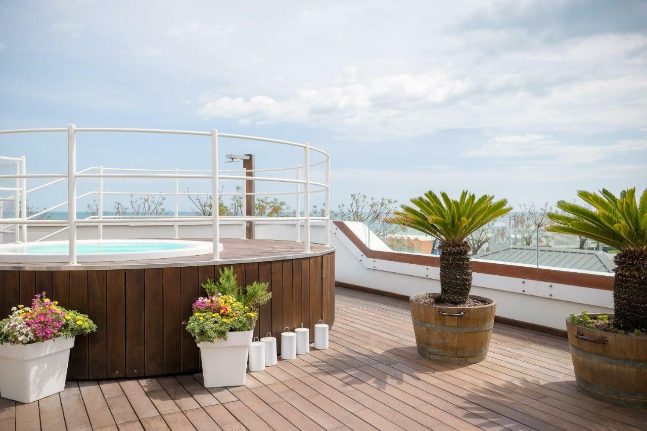 T-Suite Hotel Riccione Esterno foto