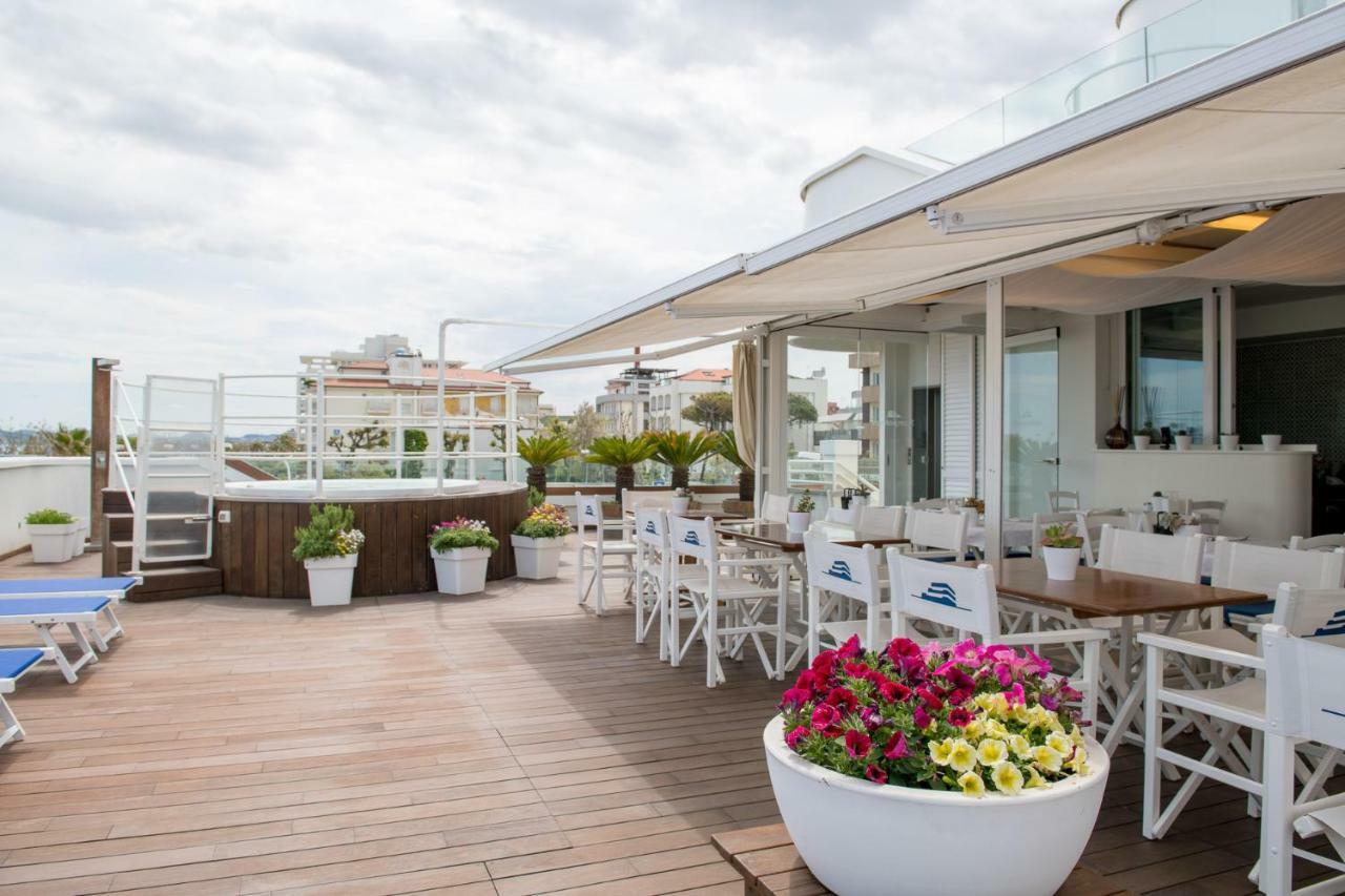 T-Suite Hotel Riccione Esterno foto